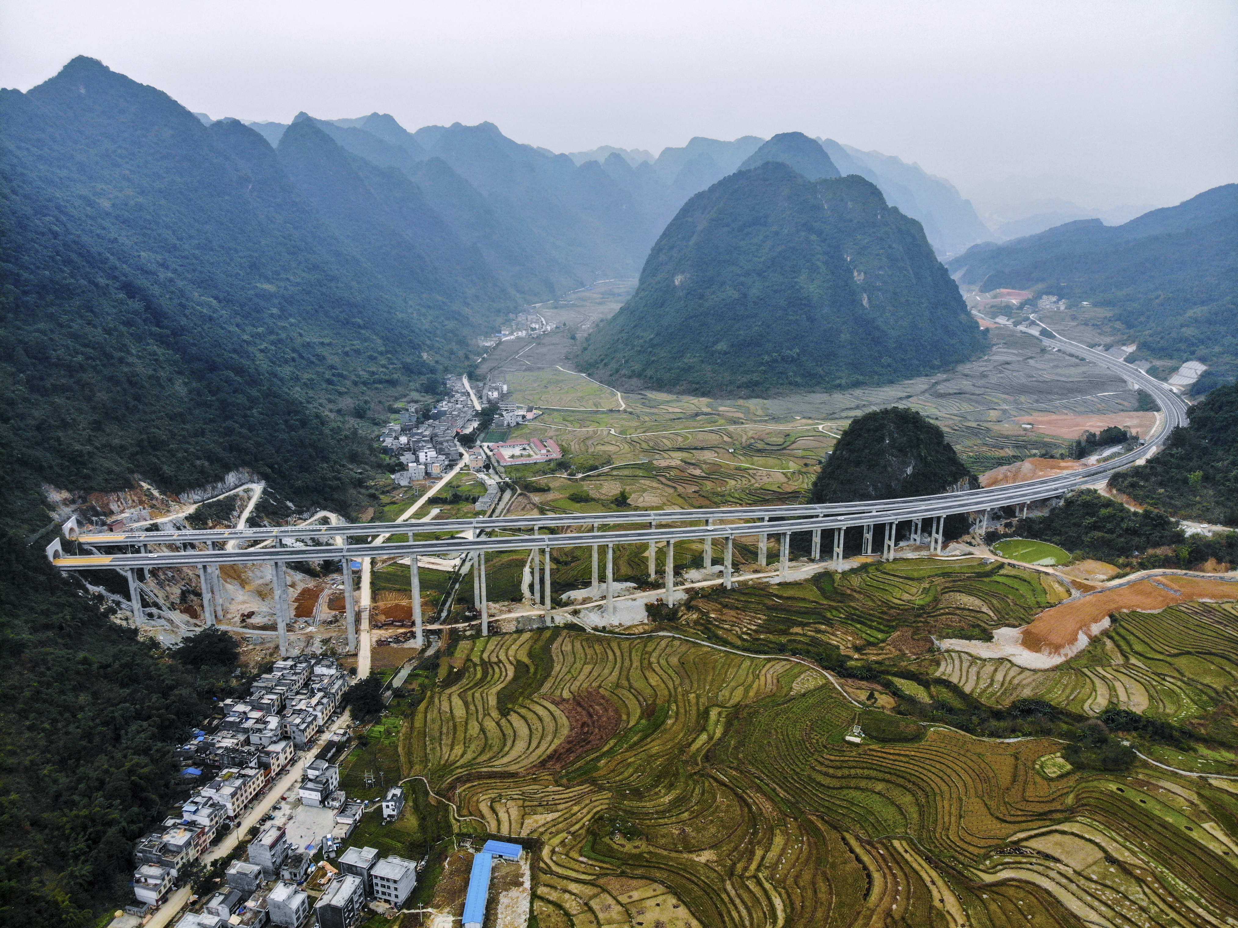 一“道”通兩鎮 深山侗漢情