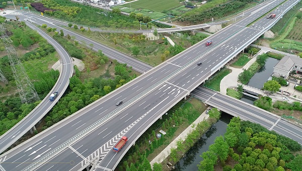 1587453358100244.jpg 張家港疏港高速項(xiàng)目榮獲2019年度江蘇省優(yōu)質(zhì)工程獎(jiǎng)“揚(yáng)子杯”2.jpg