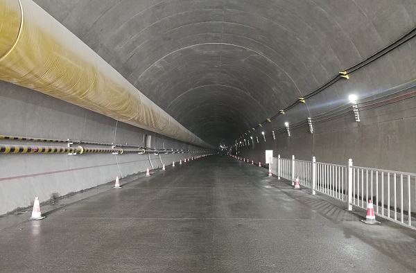 1588142047338435.jpg 獻(xiàn)禮五一 新疆G575土建二標(biāo)東天山隧道出口右洞開挖進(jìn)尺突破5000米大關(guān)3.jpg