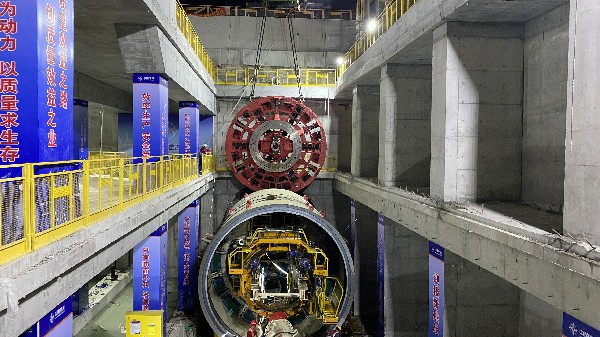 1612401037480443.jpg 深圳地鐵8號(hào)線雙模盾構(gòu)機(jī)下井 (2)~1.jpg