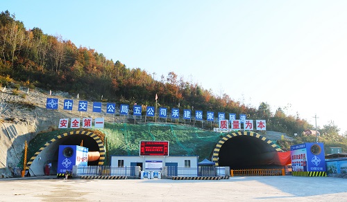 1622419797330602.jpg 貴州沿印松四分部楊家堡隧道實(shí)現(xiàn)雙線(xiàn)貫通 .jpg